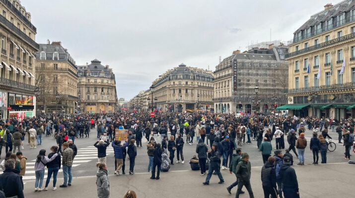 Demonstran Paris