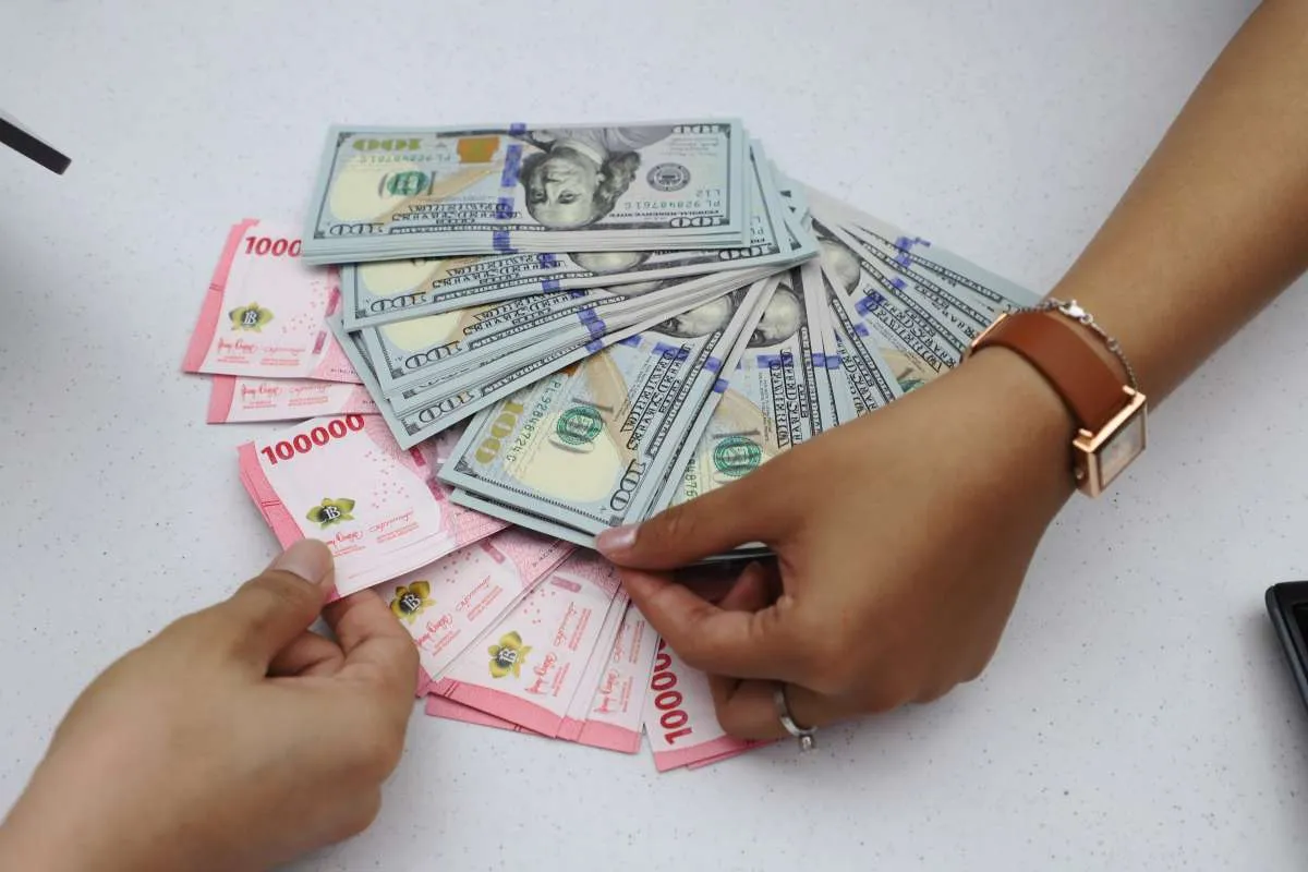 Rupiah Tertekan: Risiko Jatuh ke Level Rp 17.000 Menanti