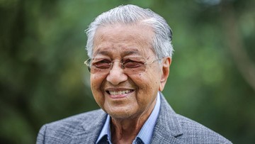 Mahathir Mohamad Terjatuh, Dilarikan ke Rumah Sakit