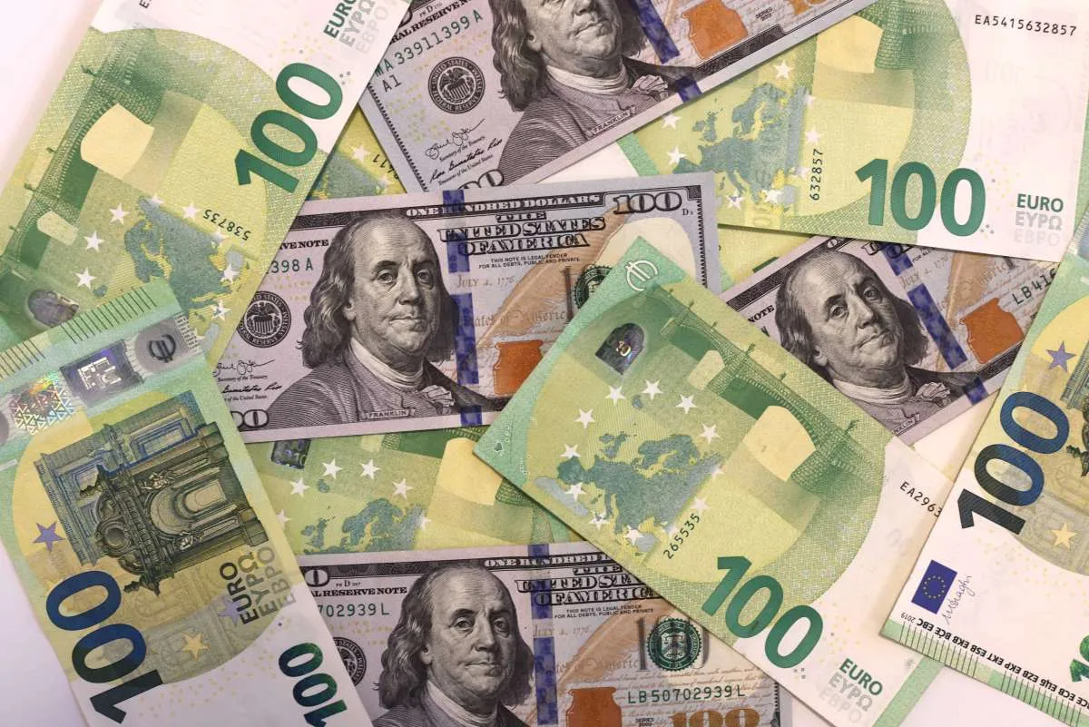 Dolar Melambung: Dampak Kenaikan Harga Minyak Global